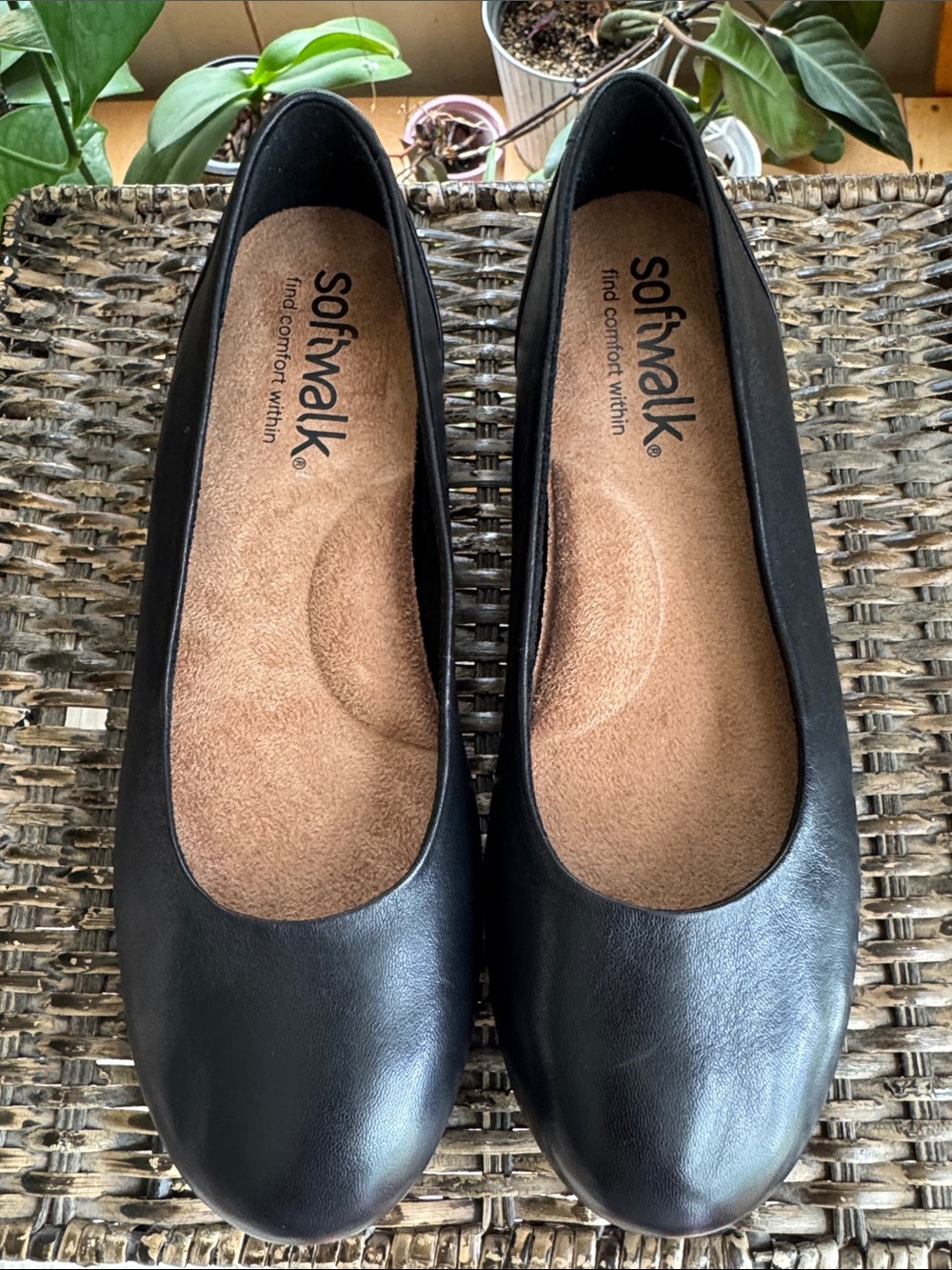 SoftWalk Women's Black Leather
Slip-On Flats Womens size 8